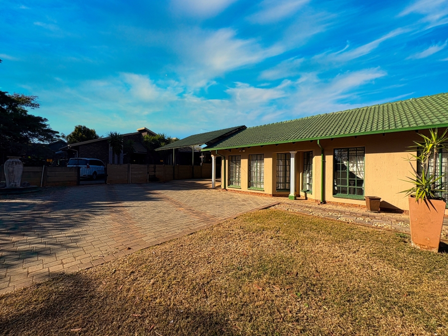 5 Bedroom Property for Sale in Theresa Park Gauteng