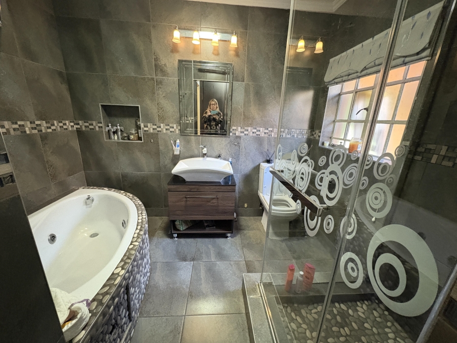 5 Bedroom Property for Sale in Theresa Park Gauteng