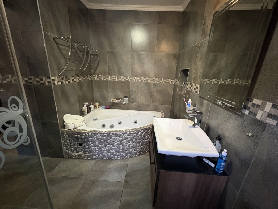 5 Bedroom Property for Sale in Theresa Park Gauteng