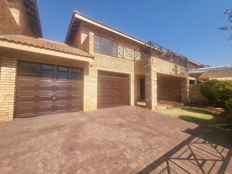 To Let 3 Bedroom Property for Rent in Ruimsig Gauteng