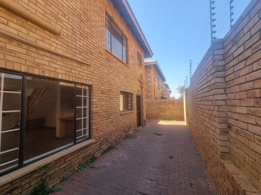To Let 3 Bedroom Property for Rent in Ruimsig Gauteng