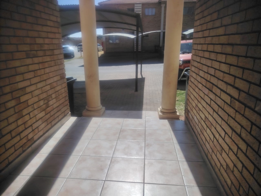 2 Bedroom Property for Sale in Greenhills Gauteng