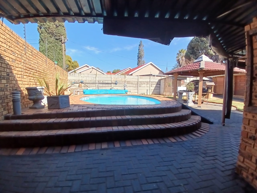 3 Bedroom Property for Sale in Helikonpark Gauteng