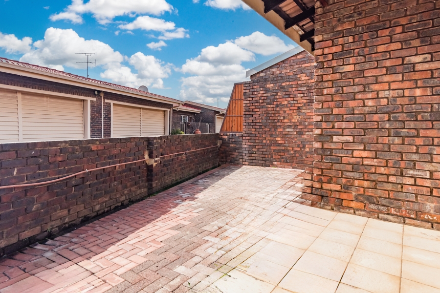 2 Bedroom Property for Sale in Three Rivers Gauteng