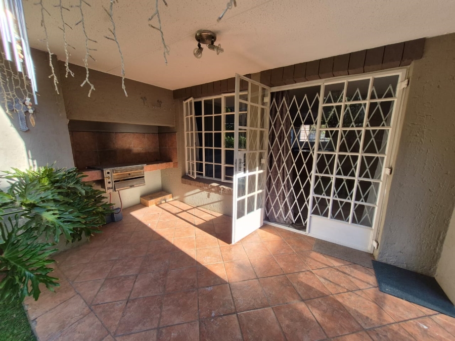 To Let 2 Bedroom Property for Rent in Faerie Glen Gauteng