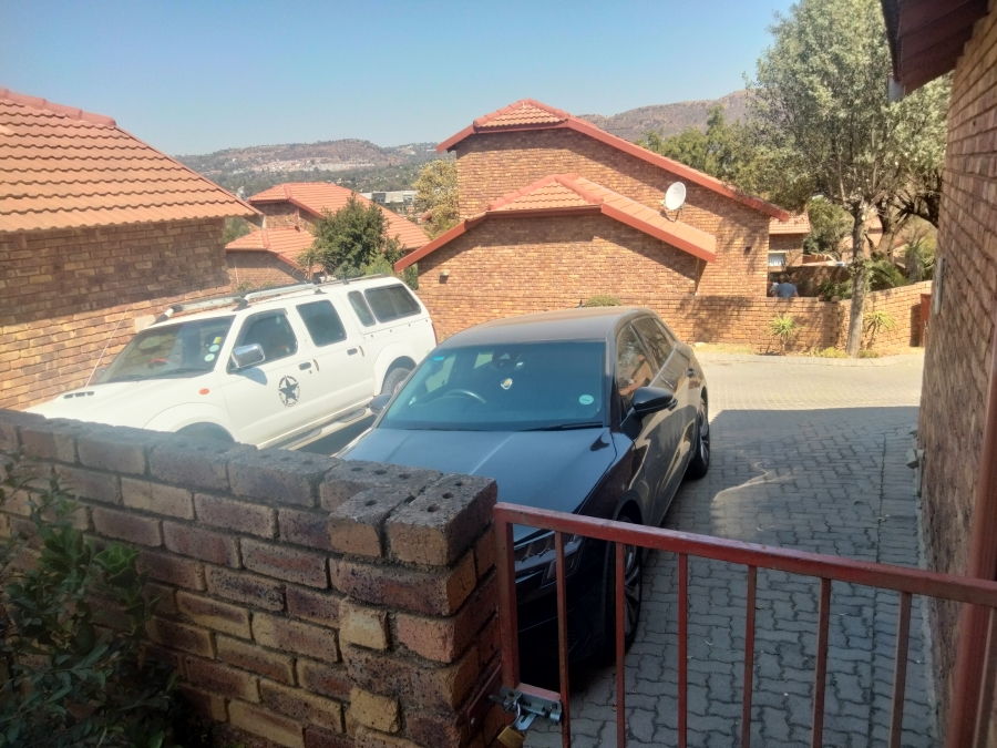 3 Bedroom Property for Sale in Wilgeheuwel Gauteng