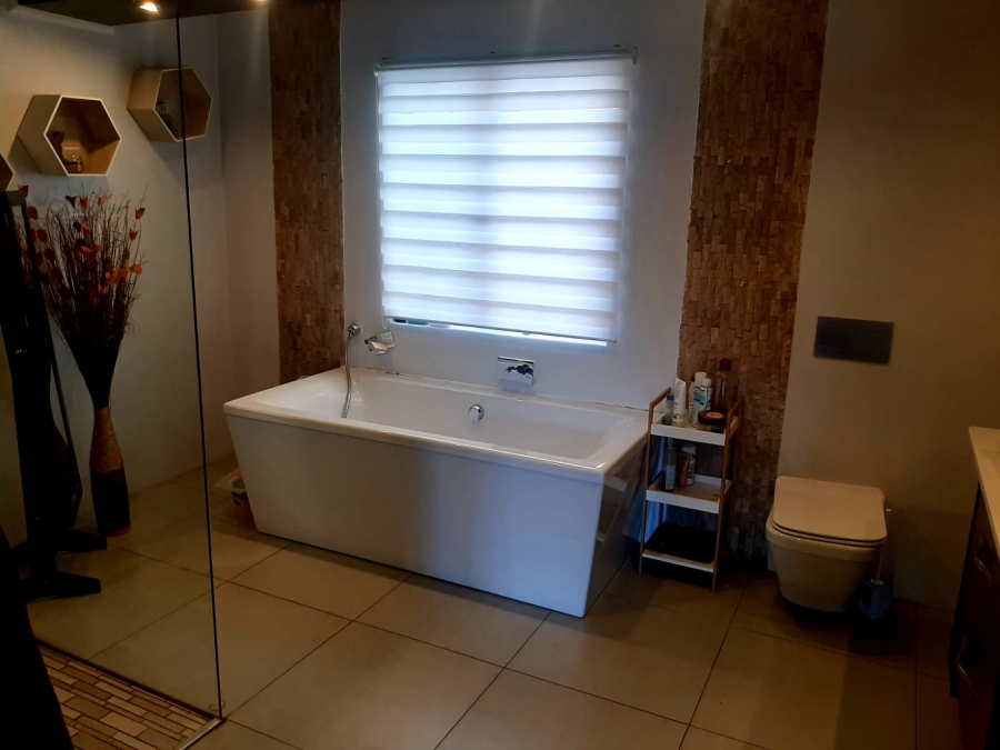4 Bedroom Property for Sale in Eldoraigne Gauteng