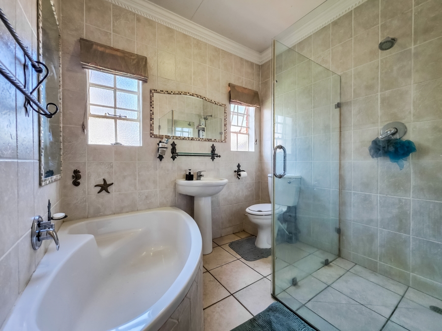4 Bedroom Property for Sale in Garsfontein Gauteng