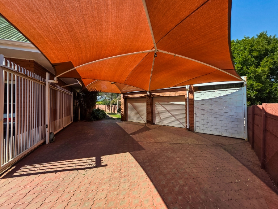 4 Bedroom Property for Sale in Garsfontein Gauteng