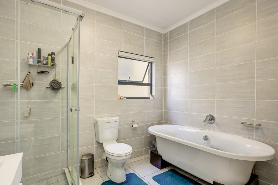 2 Bedroom Property for Sale in Waterfall Heights Gauteng