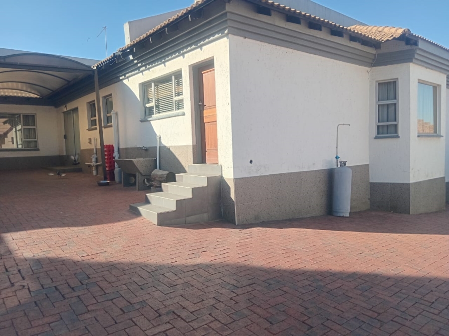 To Let 4 Bedroom Property for Rent in Liefde en Vrede Gauteng