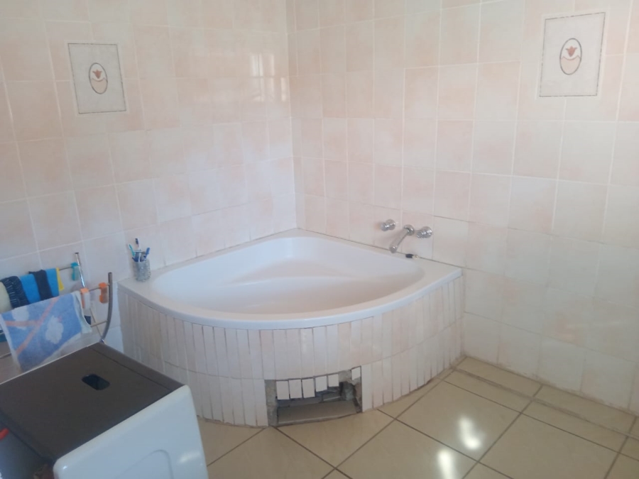 To Let 4 Bedroom Property for Rent in Liefde en Vrede Gauteng