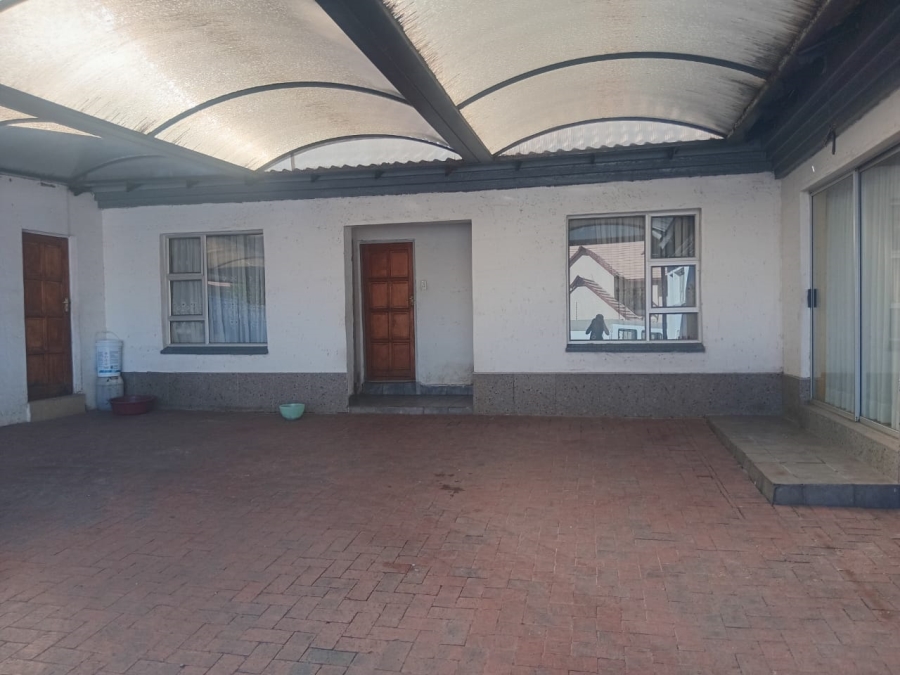 To Let 4 Bedroom Property for Rent in Liefde en Vrede Gauteng