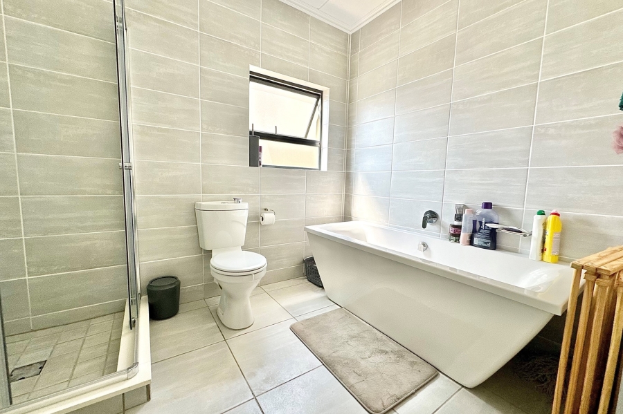 2 Bedroom Property for Sale in Waterfall Gauteng