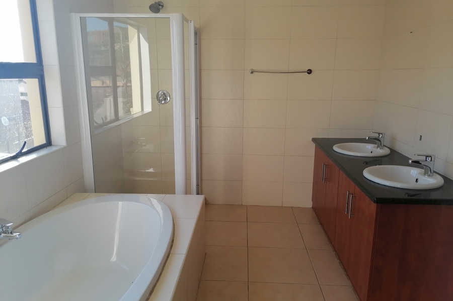 To Let 3 Bedroom Property for Rent in North Riding Gauteng