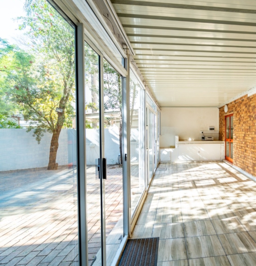 To Let 2 Bedroom Property for Rent in Fourways Gauteng