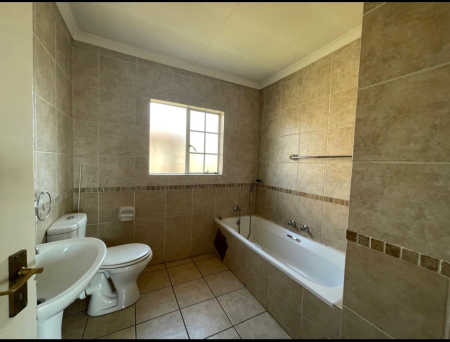 To Let 3 Bedroom Property for Rent in Noordwyk Gauteng