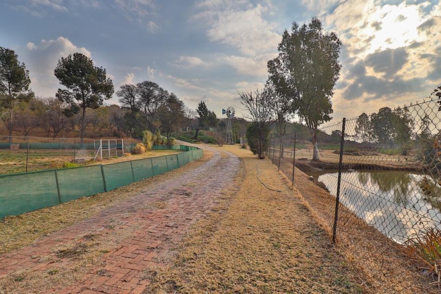 4 Bedroom Property for Sale in Hartzenbergfontein Gauteng