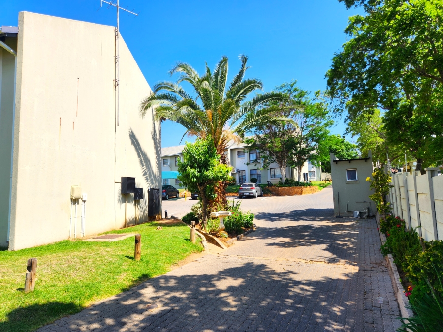 2 Bedroom Property for Sale in Whitney Gardens Gauteng