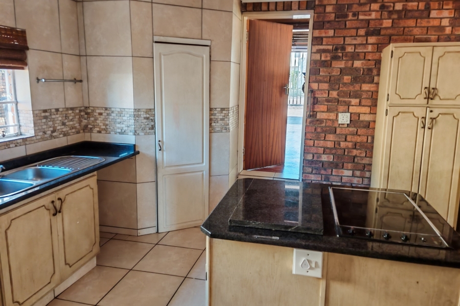 To Let 3 Bedroom Property for Rent in Olivedale Gauteng