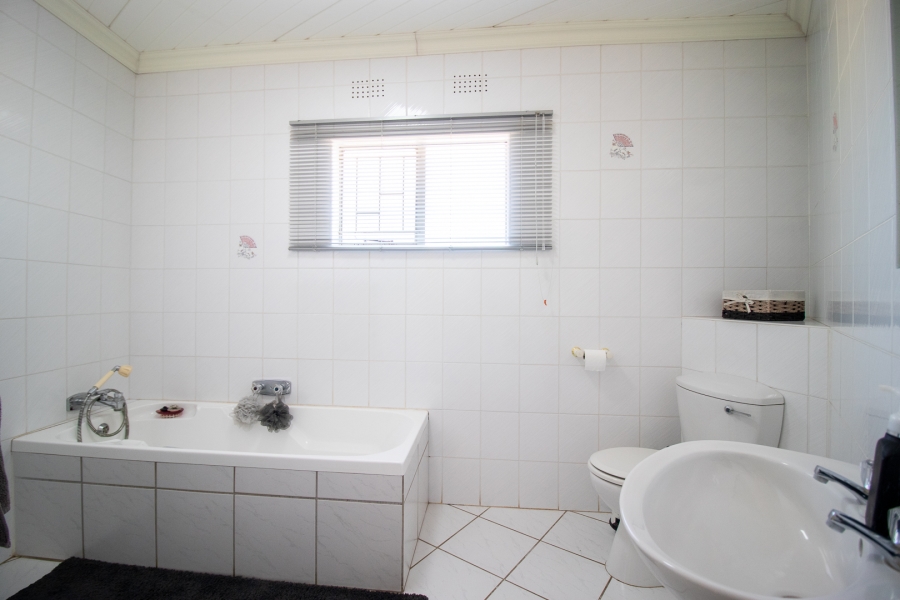 4 Bedroom Property for Sale in Hartzenbergfontein Gauteng
