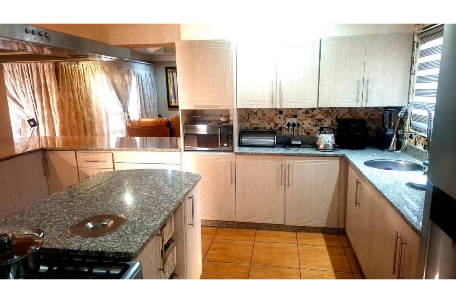5 Bedroom Property for Sale in Magaliesberg Country Estate Gauteng