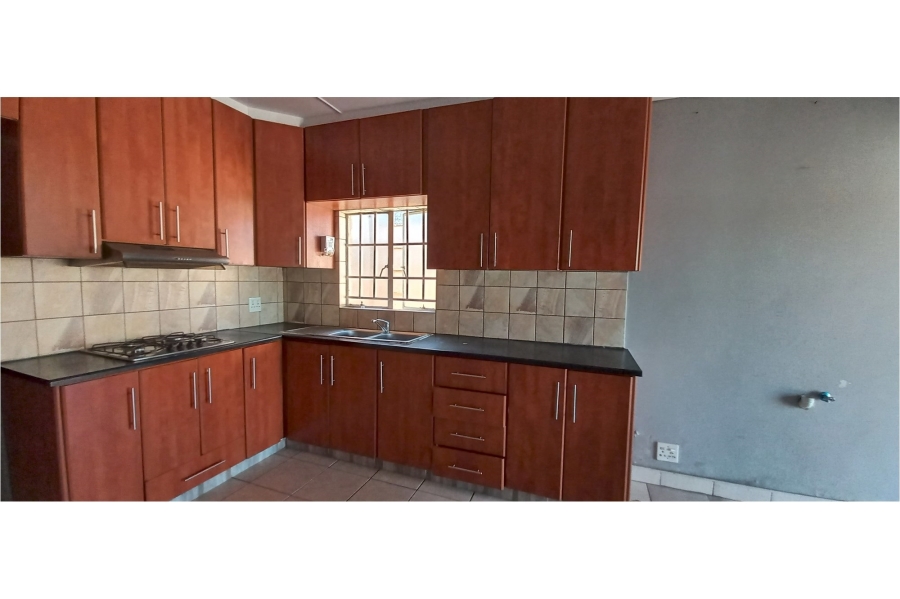 To Let 2 Bedroom Property for Rent in Corlett Gardens Gauteng