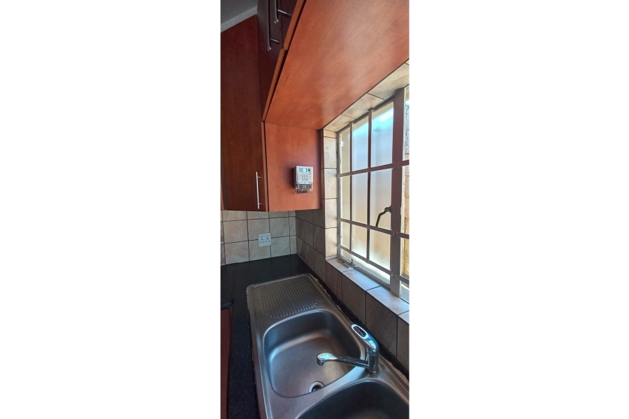 To Let 2 Bedroom Property for Rent in Corlett Gardens Gauteng