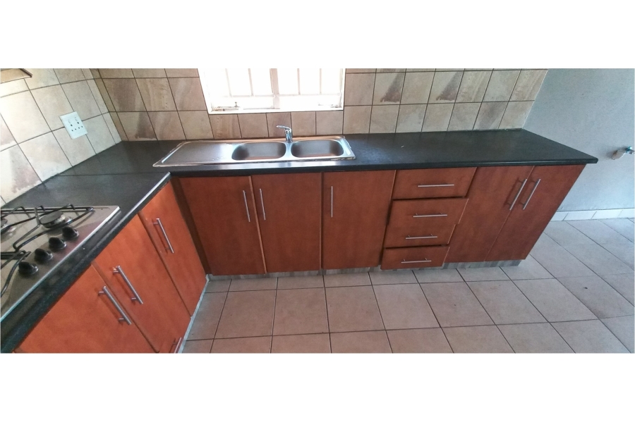 To Let 2 Bedroom Property for Rent in Corlett Gardens Gauteng