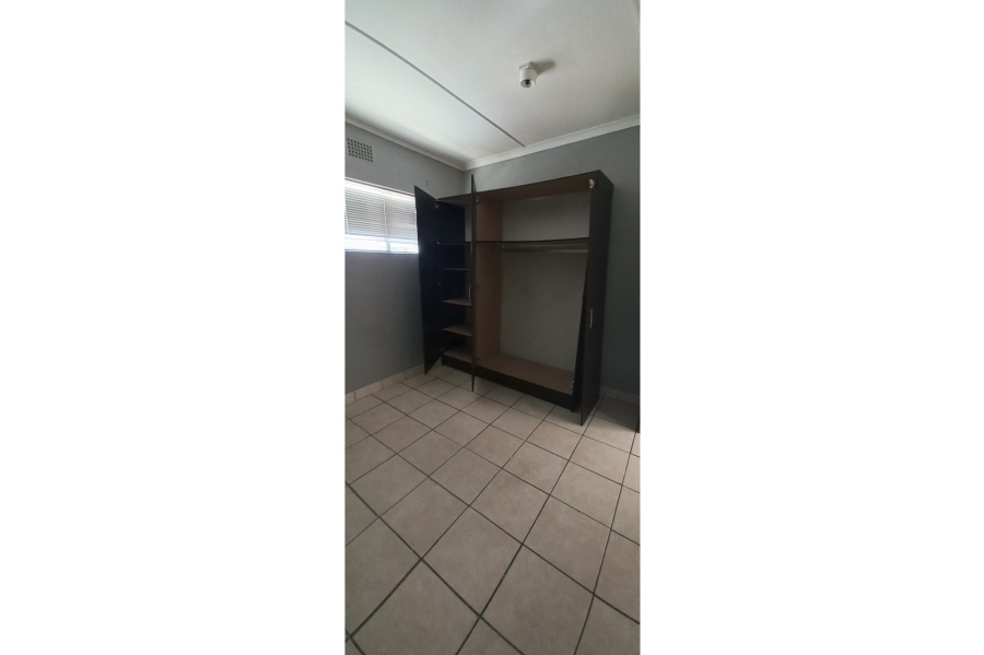 To Let 2 Bedroom Property for Rent in Corlett Gardens Gauteng