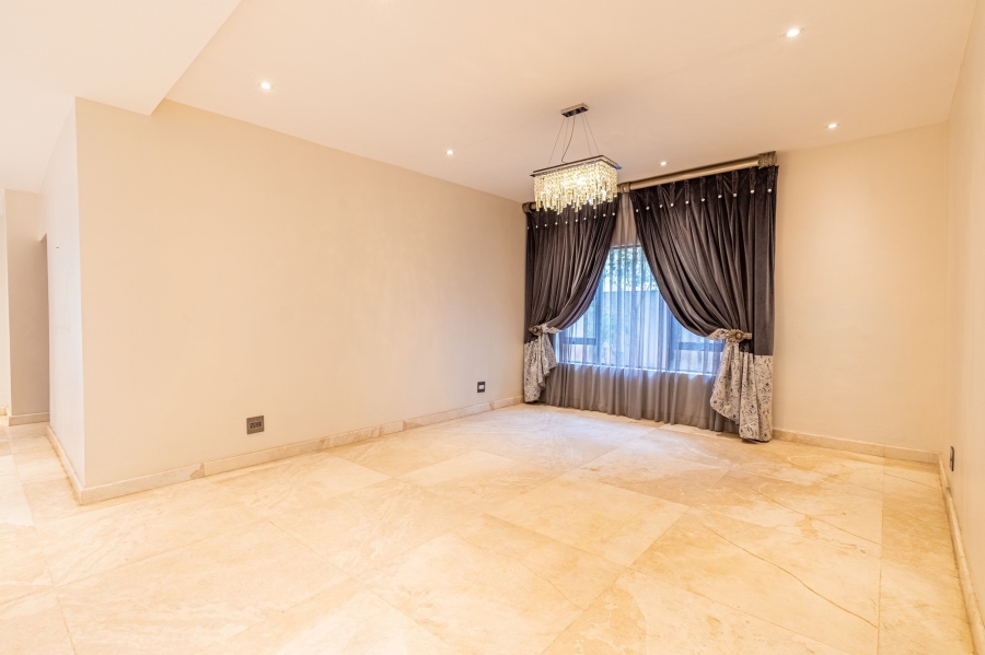 5 Bedroom Property for Sale in Woodhill Estate Gauteng