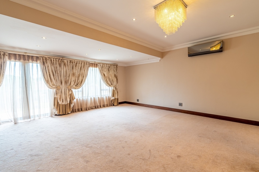 5 Bedroom Property for Sale in Woodhill Estate Gauteng