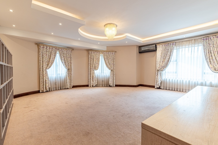 5 Bedroom Property for Sale in Woodhill Estate Gauteng