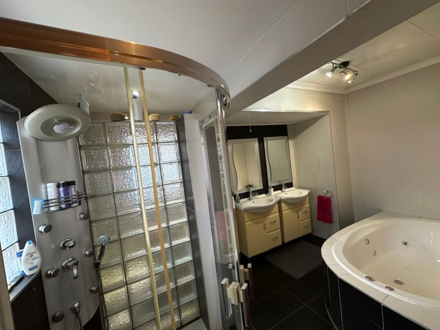 5 Bedroom Property for Sale in Arcon Park Gauteng