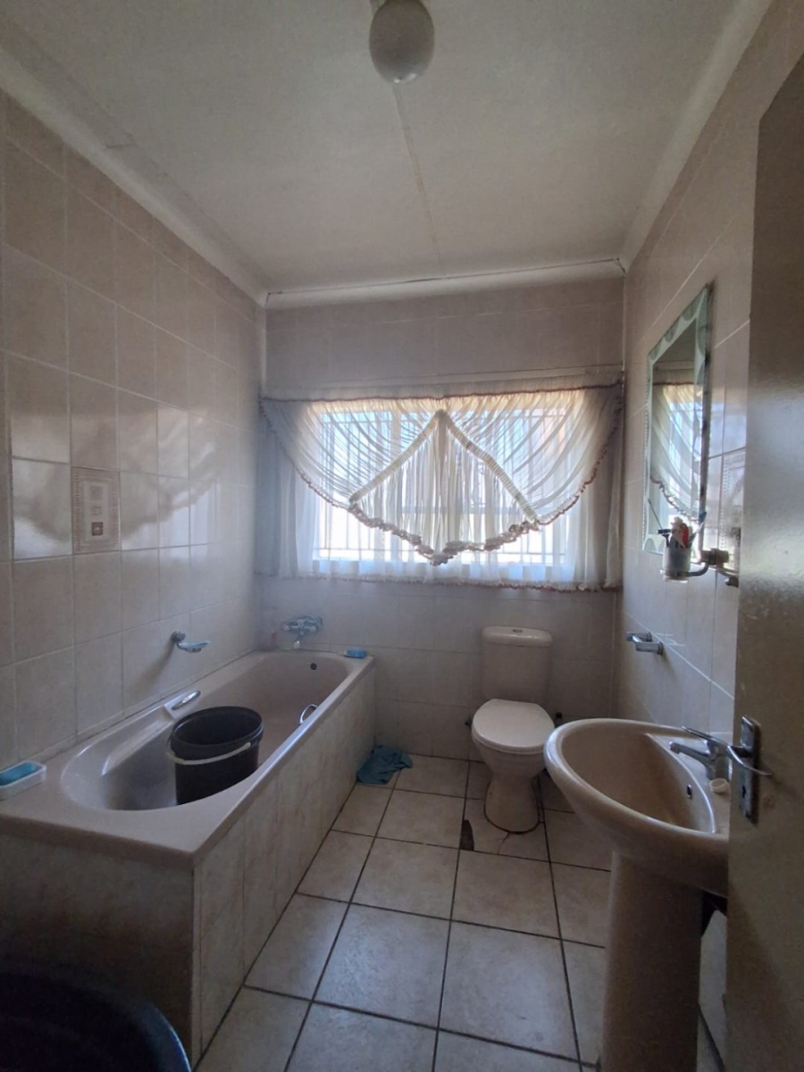 5 Bedroom Property for Sale in Bedworth Park Gauteng