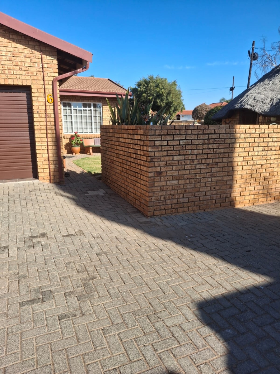 3 Bedroom Property for Sale in Eike Park Gauteng