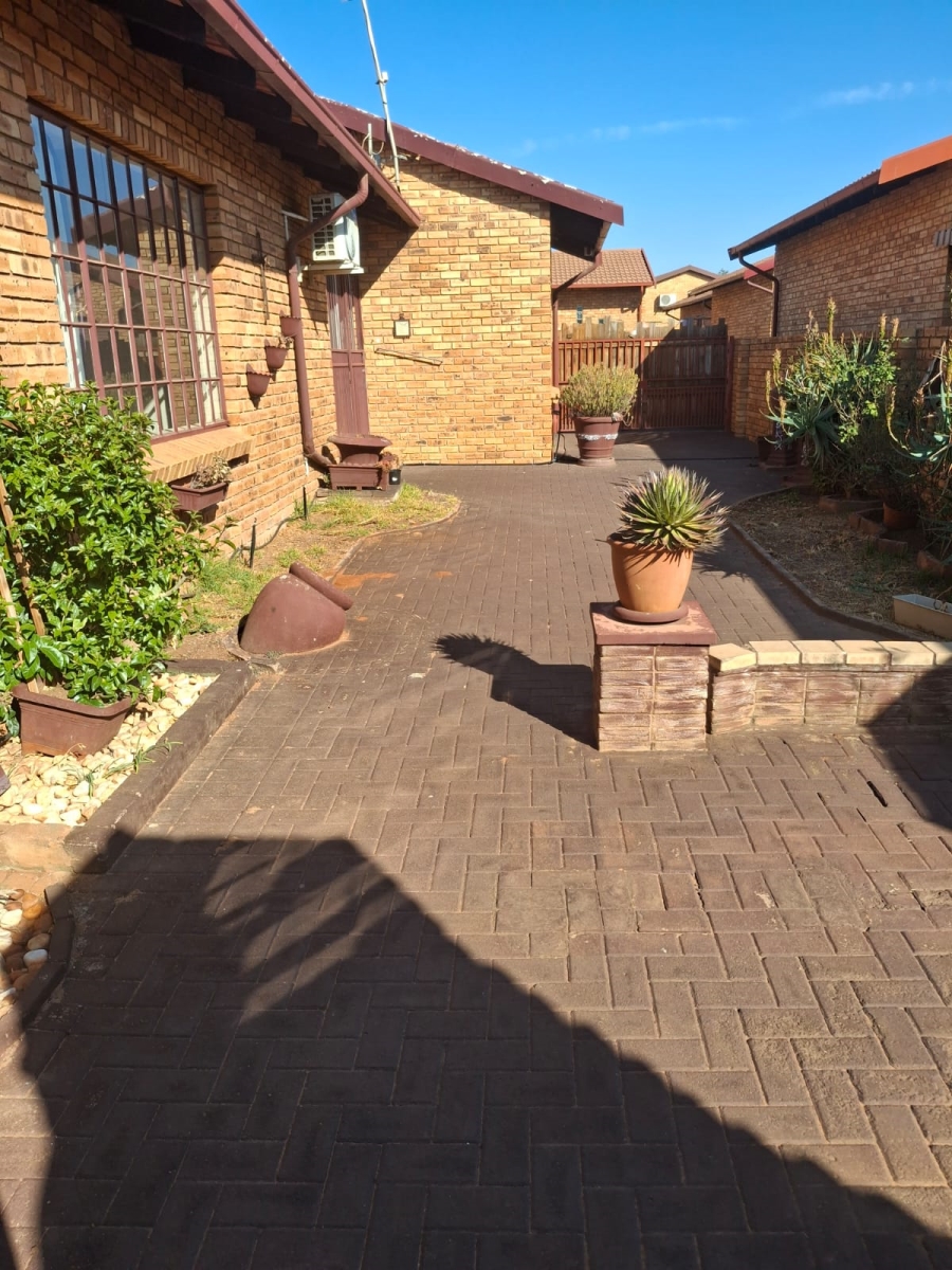 2 Bedroom Property for Sale in Eike Park Gauteng