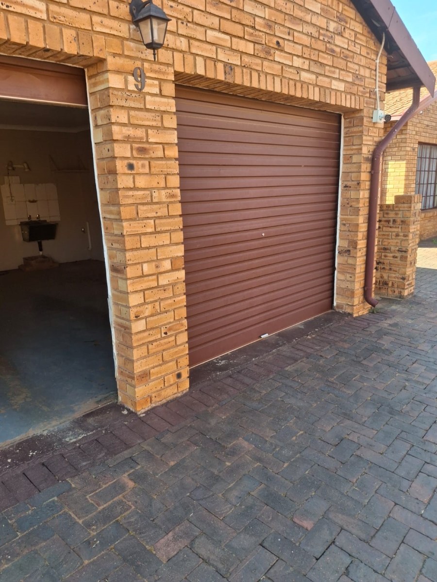 2 Bedroom Property for Sale in Eike Park Gauteng