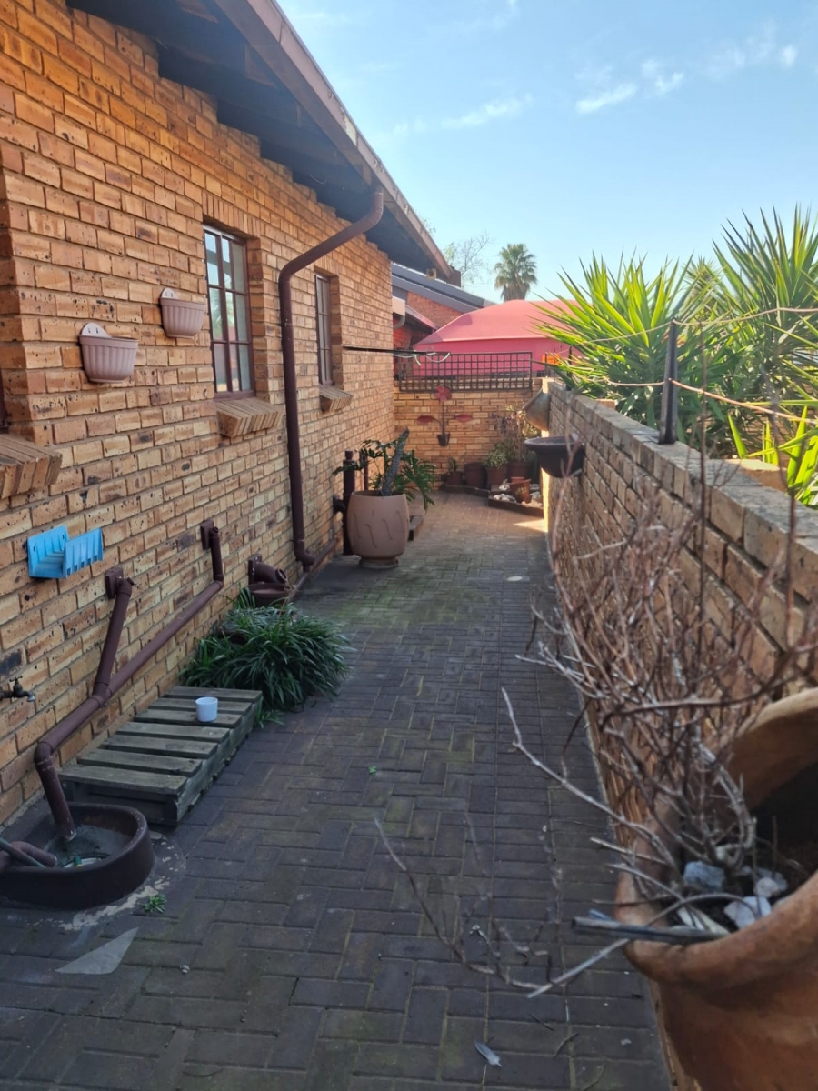 2 Bedroom Property for Sale in Eike Park Gauteng