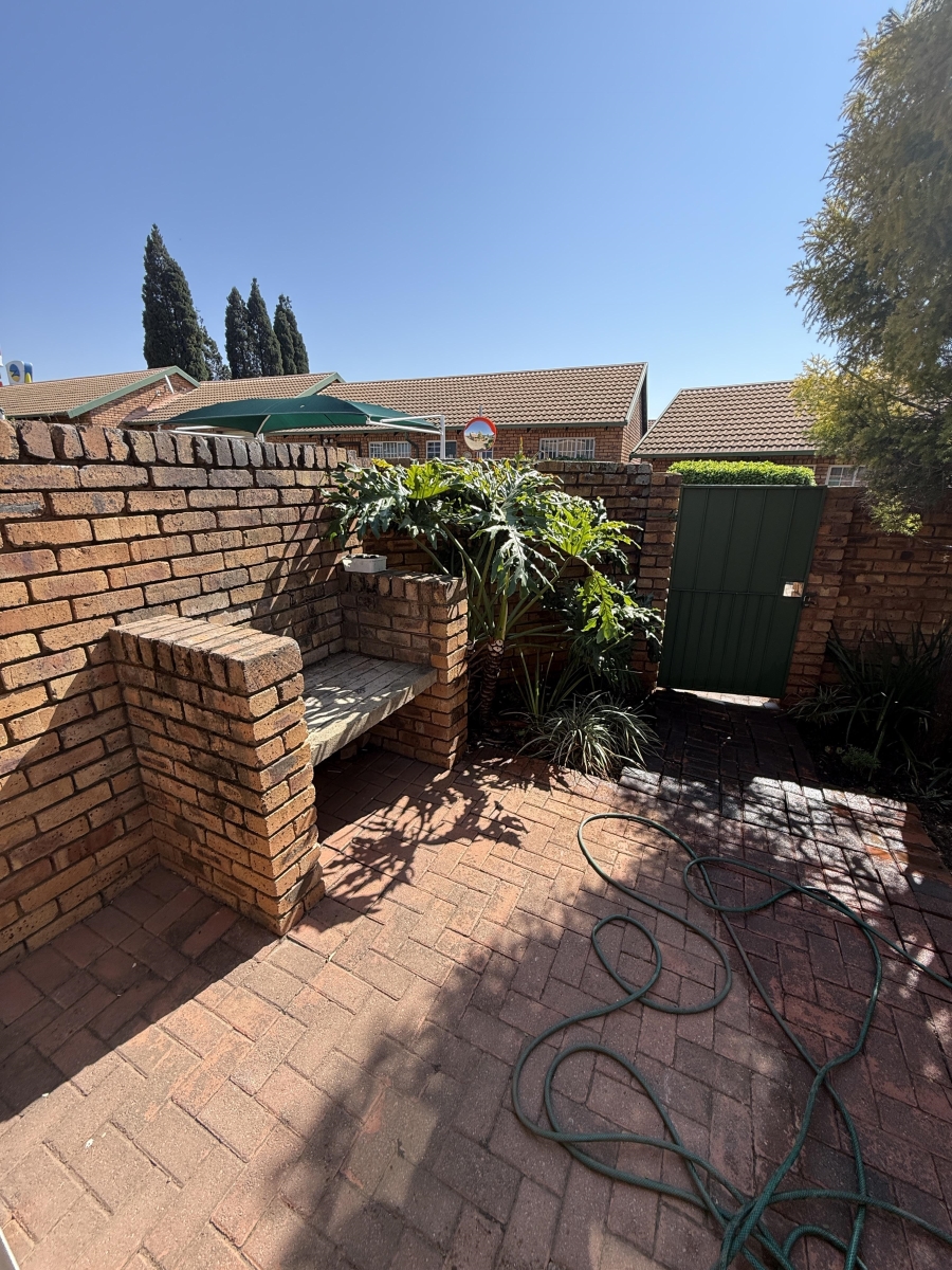 2 Bedroom Property for Sale in Garsfontein Gauteng