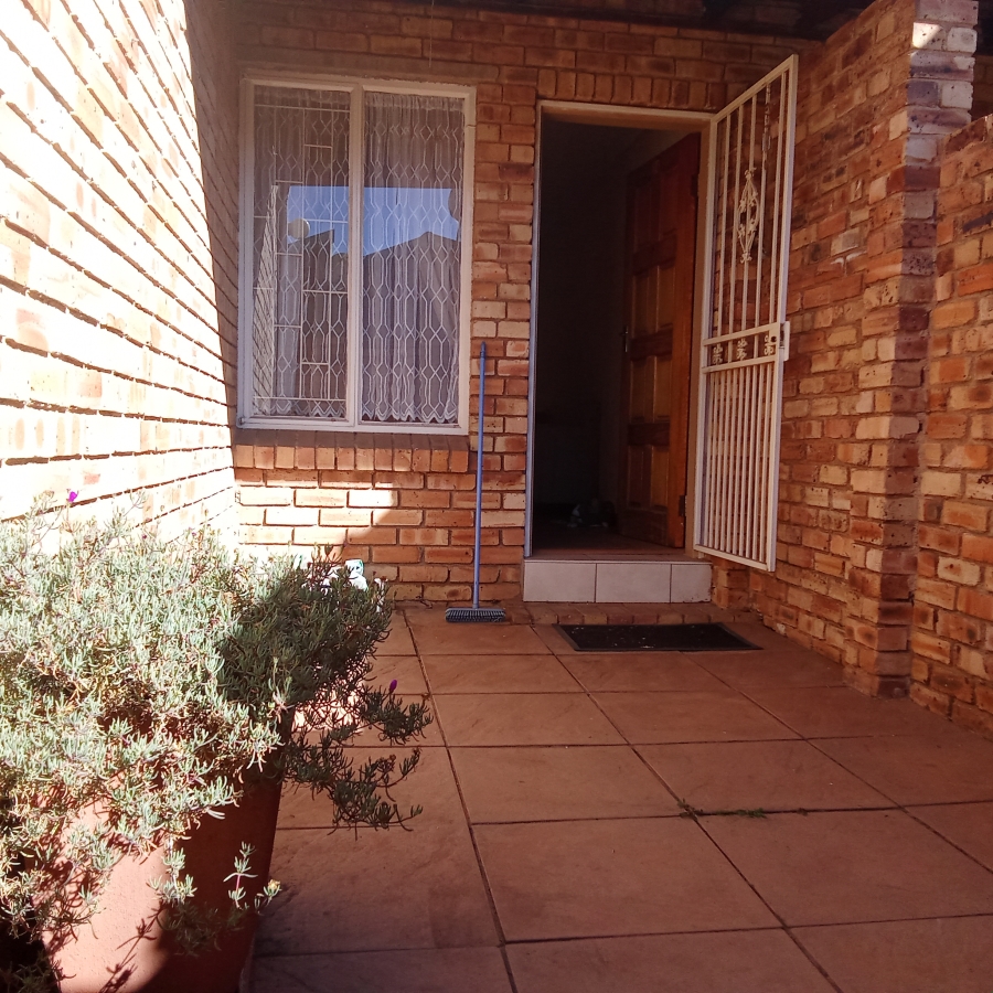 2 Bedroom Property for Sale in Groblerpark Gauteng