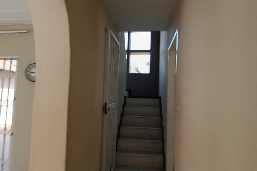 5 Bedroom Property for Sale in Mulbarton Gauteng