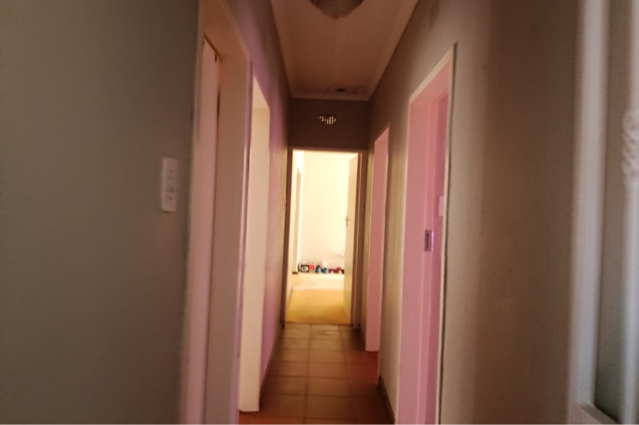 5 Bedroom Property for Sale in Mulbarton Gauteng