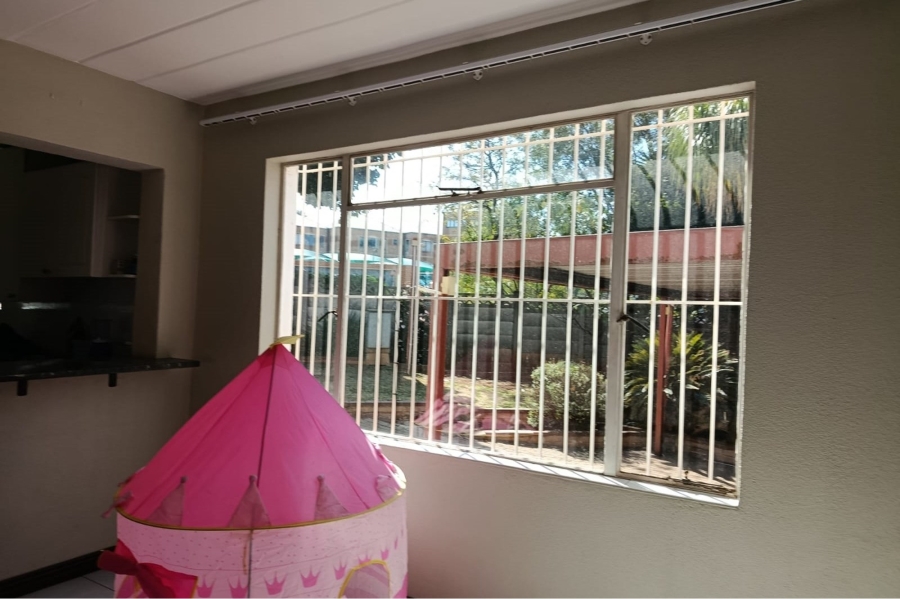 5 Bedroom Property for Sale in Mulbarton Gauteng