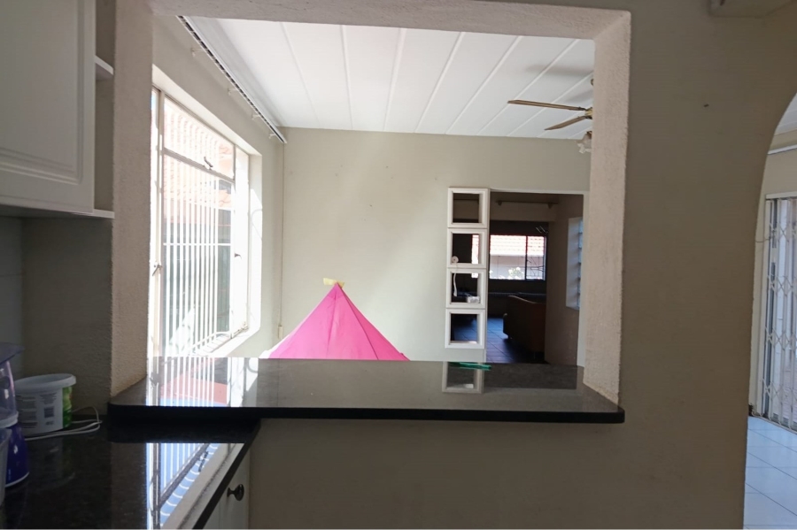 5 Bedroom Property for Sale in Mulbarton Gauteng