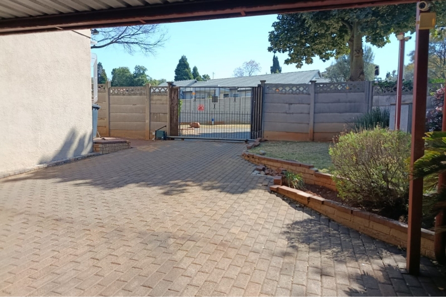 5 Bedroom Property for Sale in Mulbarton Gauteng
