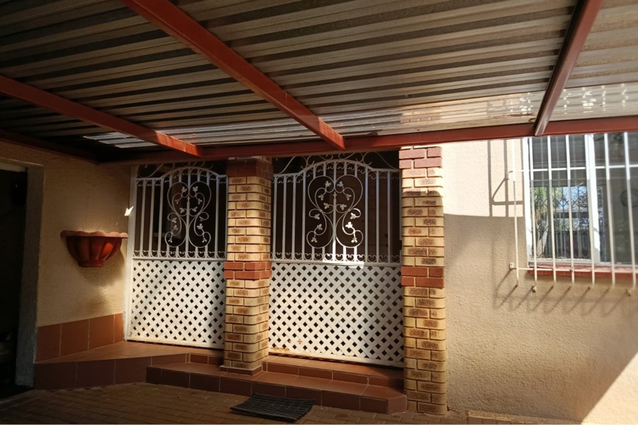 5 Bedroom Property for Sale in Mulbarton Gauteng
