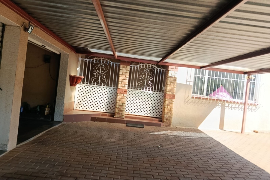 5 Bedroom Property for Sale in Mulbarton Gauteng