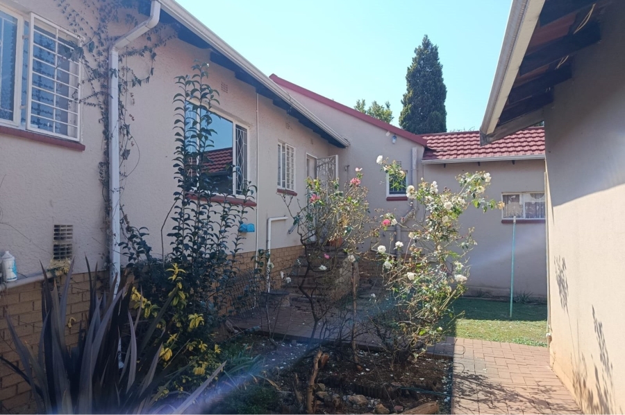 5 Bedroom Property for Sale in Mulbarton Gauteng