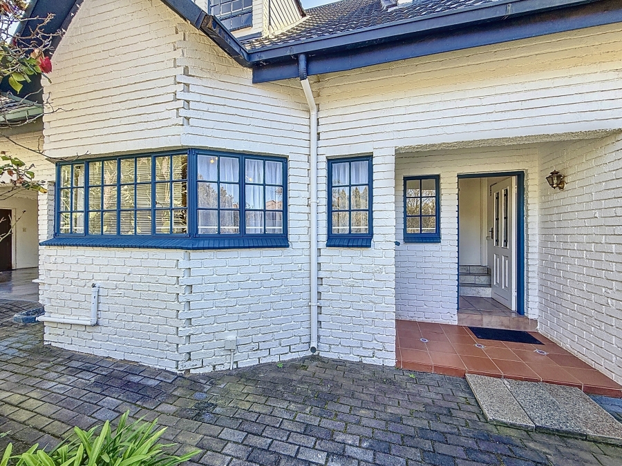 5 Bedroom Property for Sale in Silver Lakes Golf Estate Gauteng